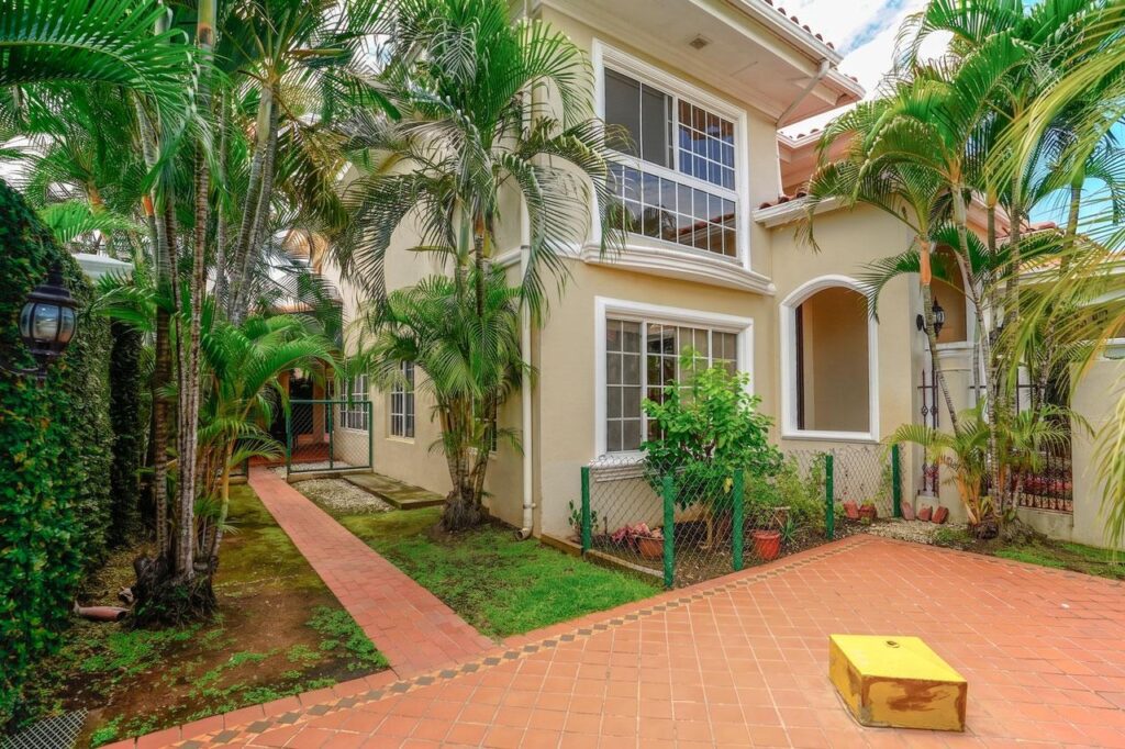 Casa en Venta en Juan Díaz Panamá Panamá | $950,000 | MLS# 25989